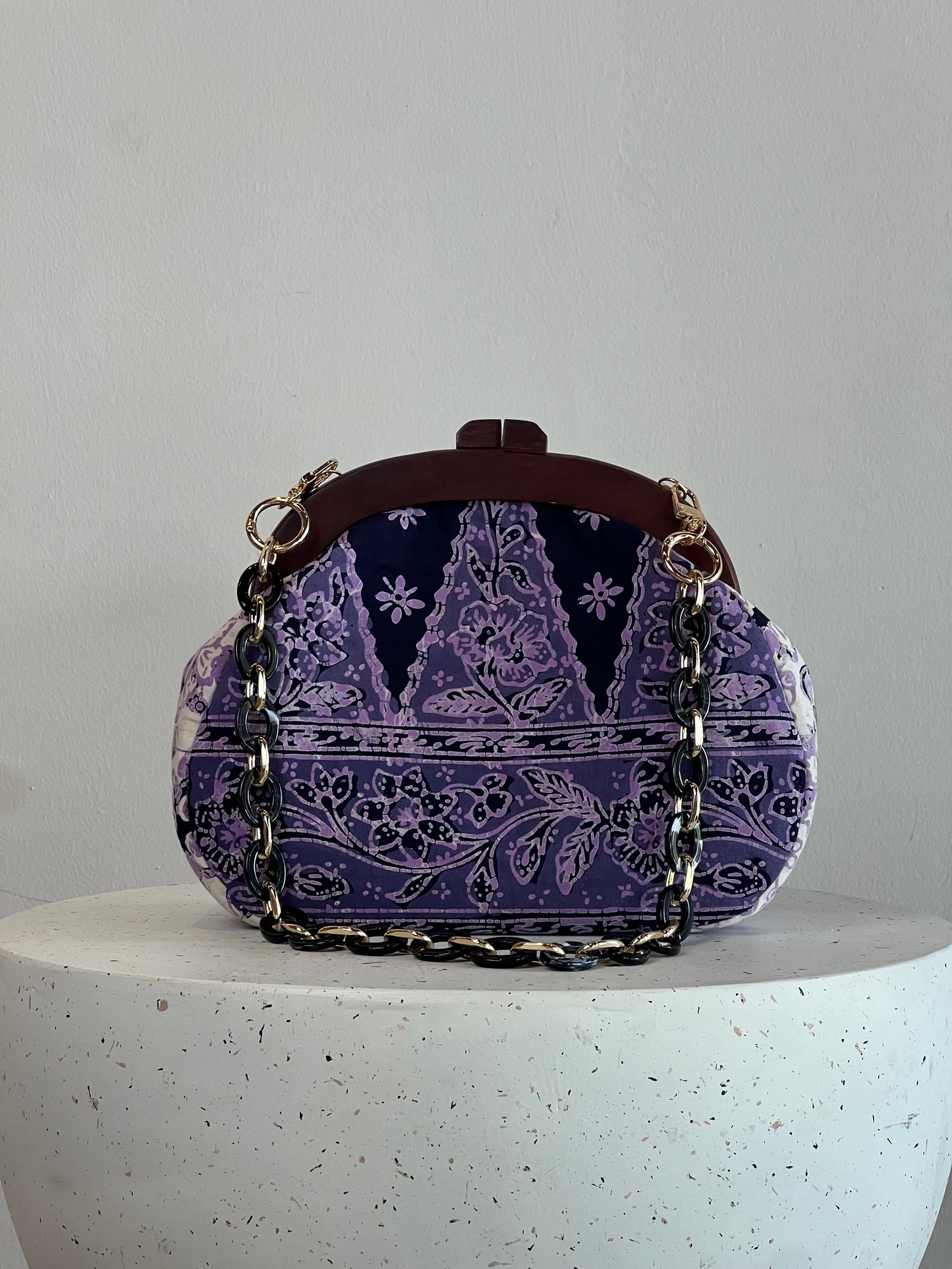 Wooden Frame Kisslock Sling Bag (small) - 02
