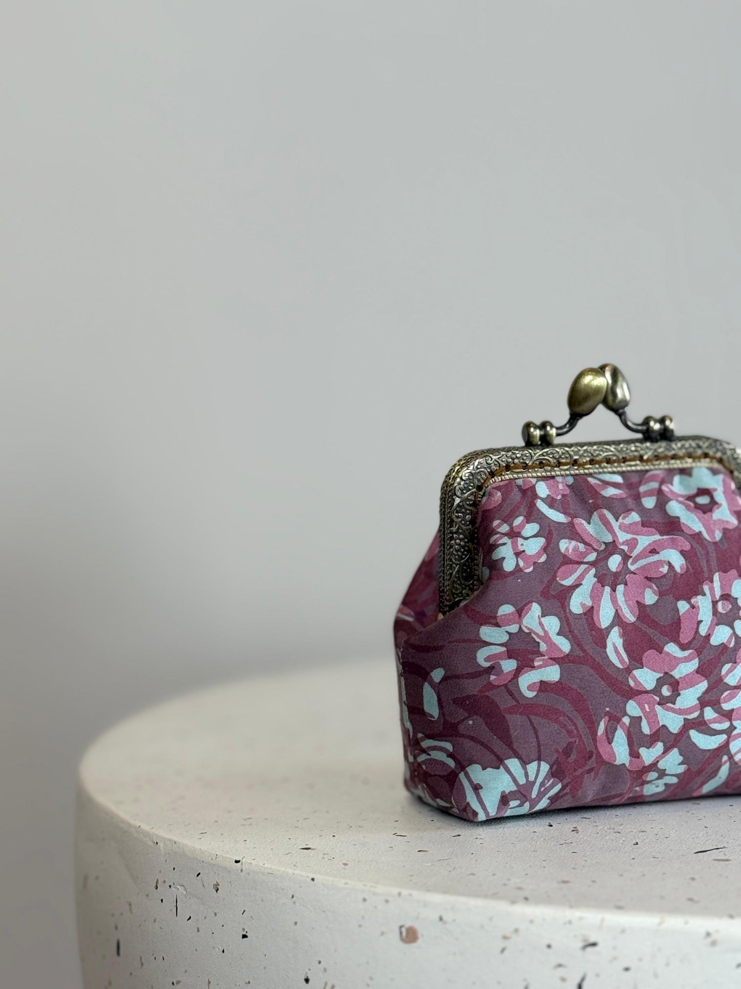 Kiss Lock Coin Pouch 03