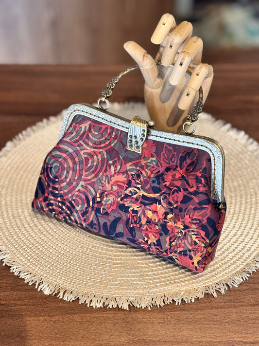 Metal Frame Kiss Lock Bag 02