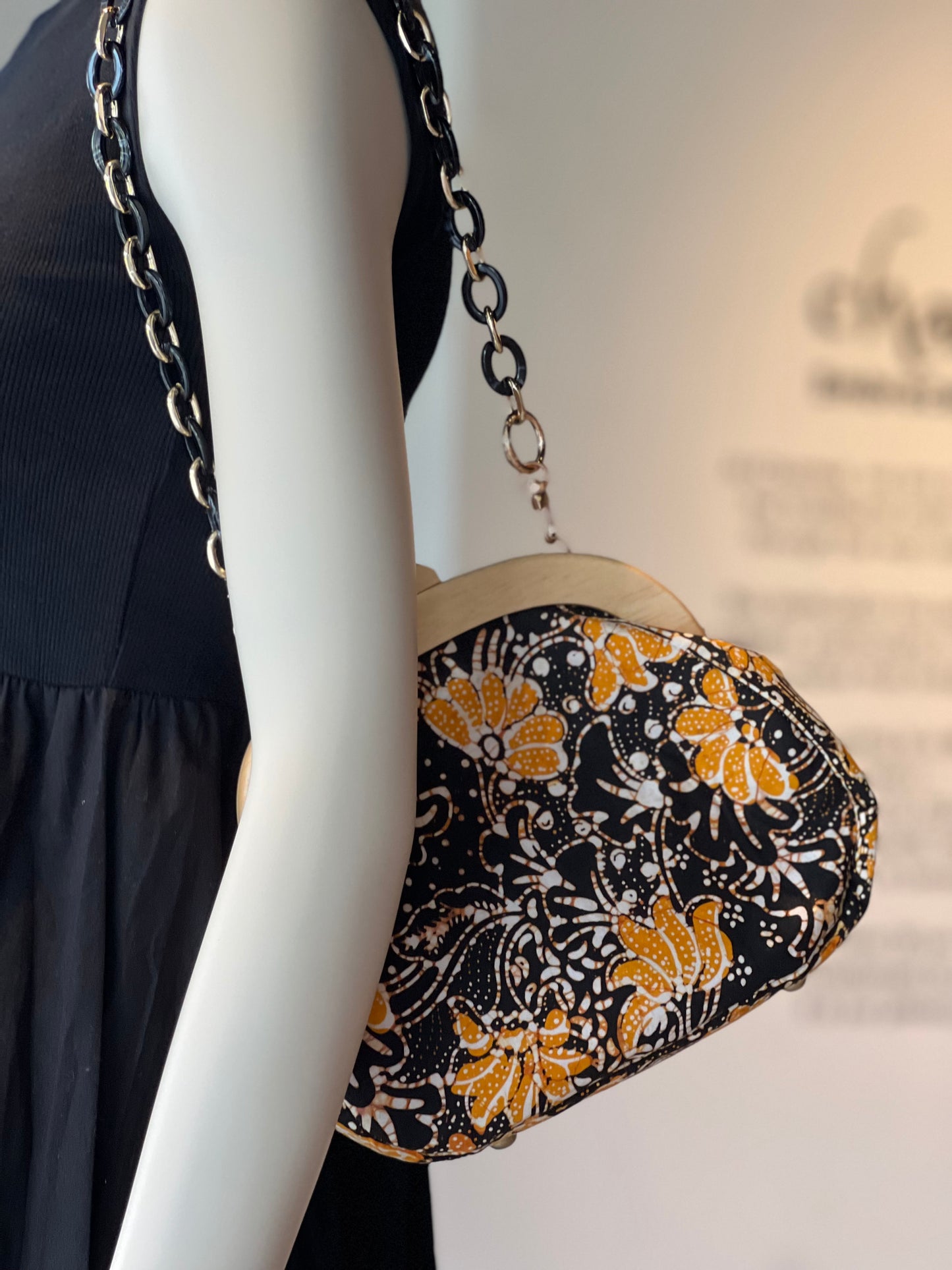 Wooden Frame Kisslock Sling Bag (small) - 01