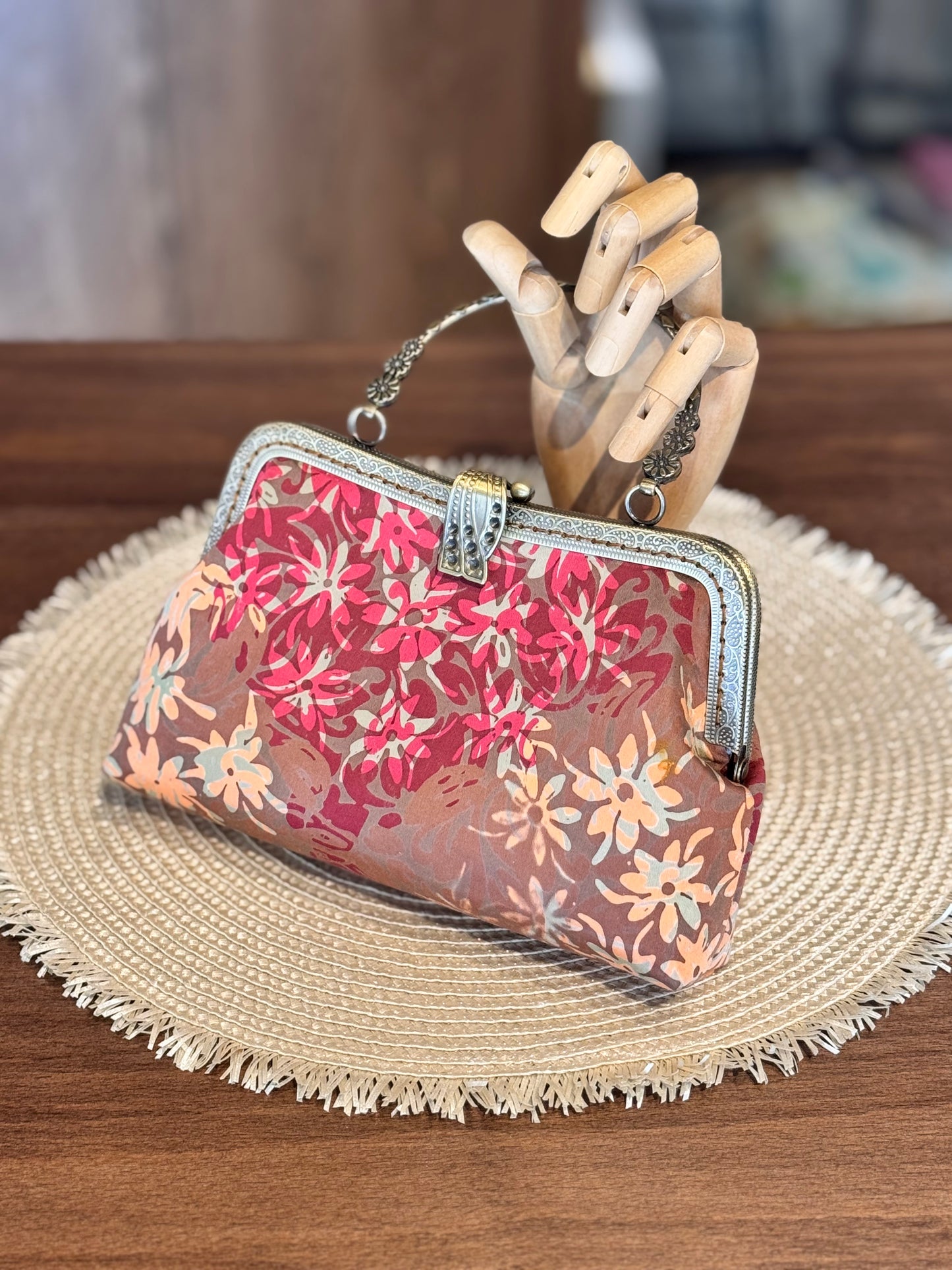 Metal Frame Kiss Lock Bag 04