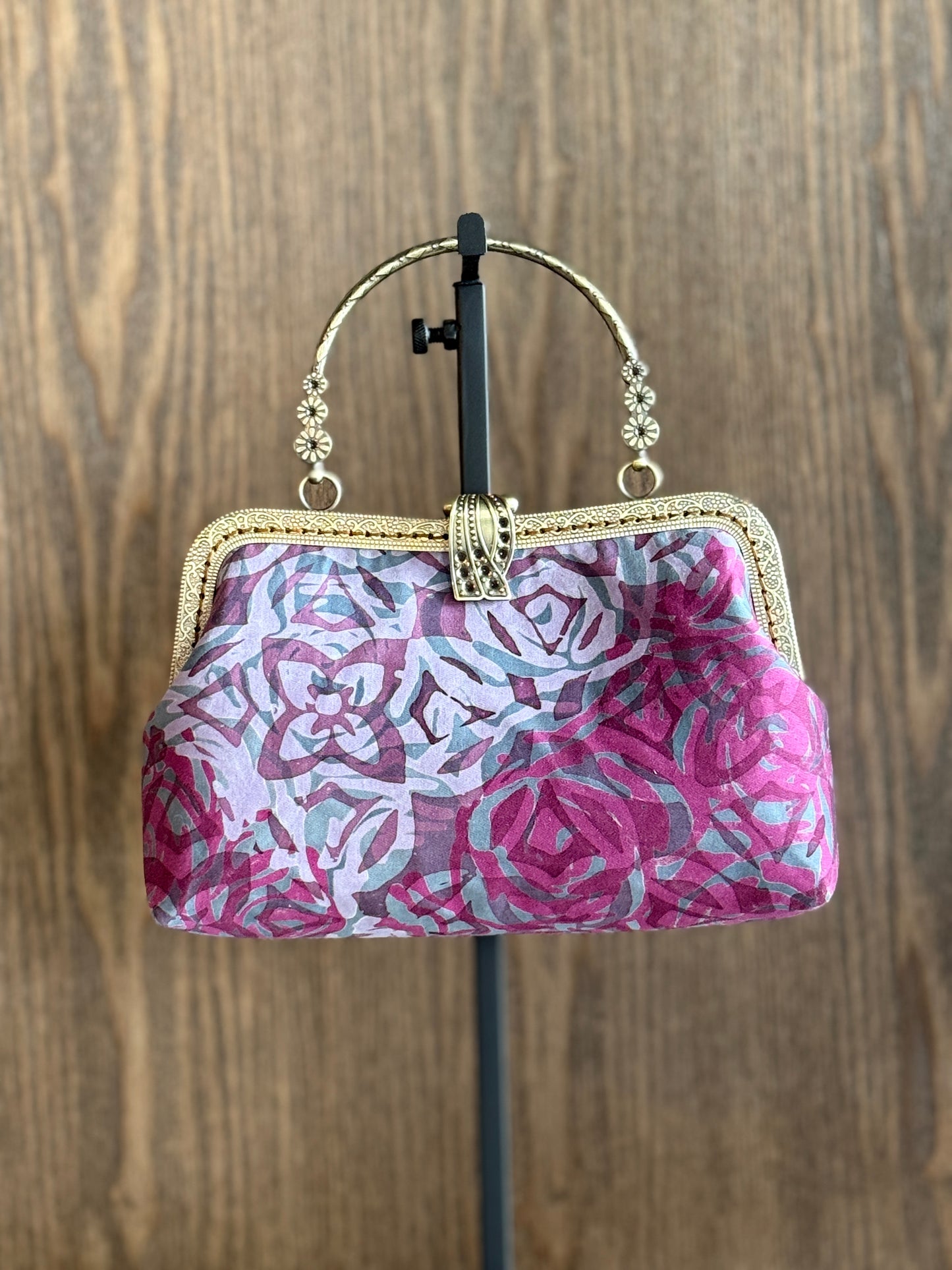Metal Frame Kiss Lock Bag 01